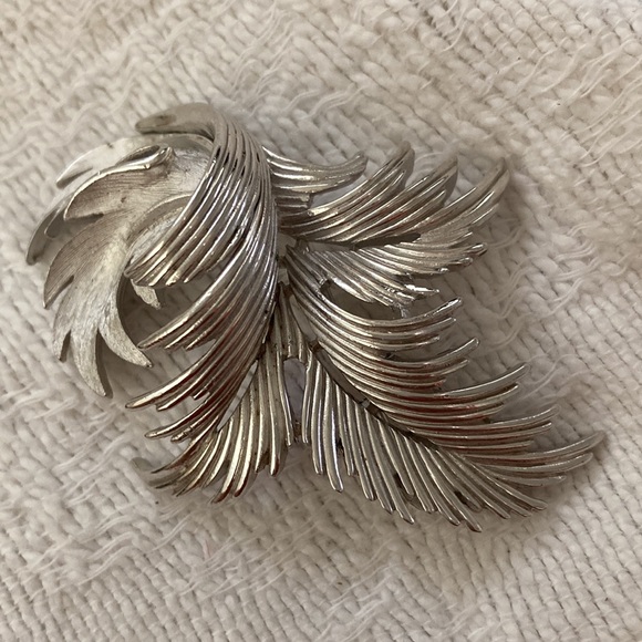 Vintage crown Trifari brooch. Slightly over 3 inches. Perfect. Sweeping scallop - Picture 2 of 7